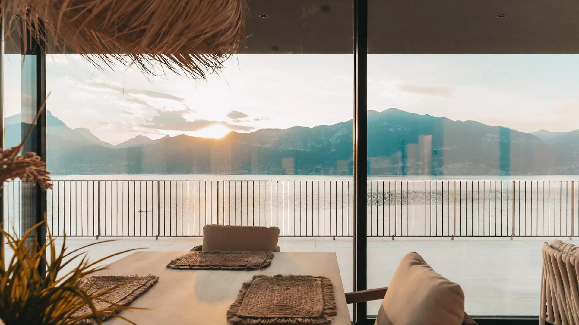 Luxe Vista Lakeside Villa Brenzone イタリア