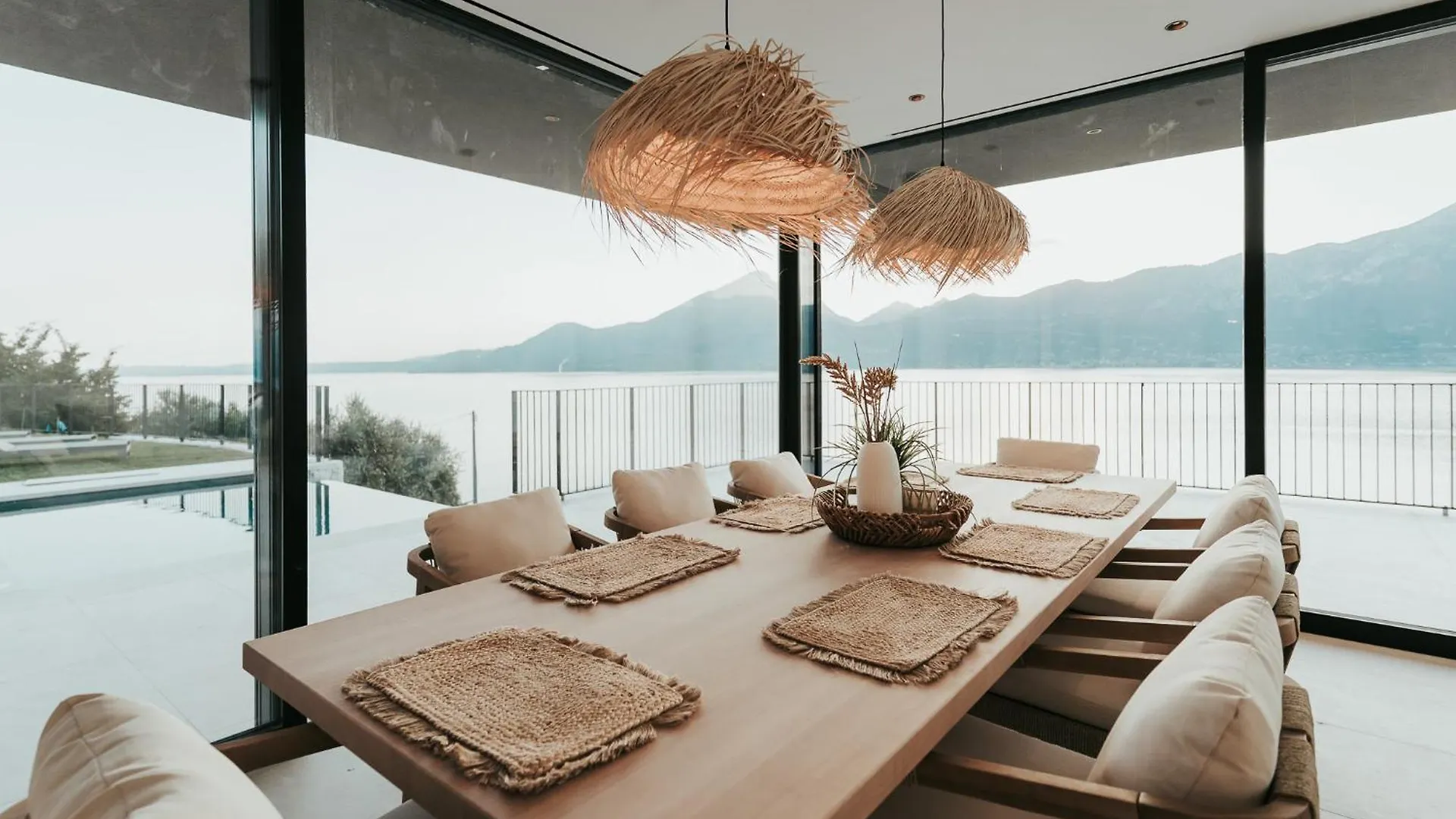 Luxe Vista Lakeside Villa Brenzone イタリア