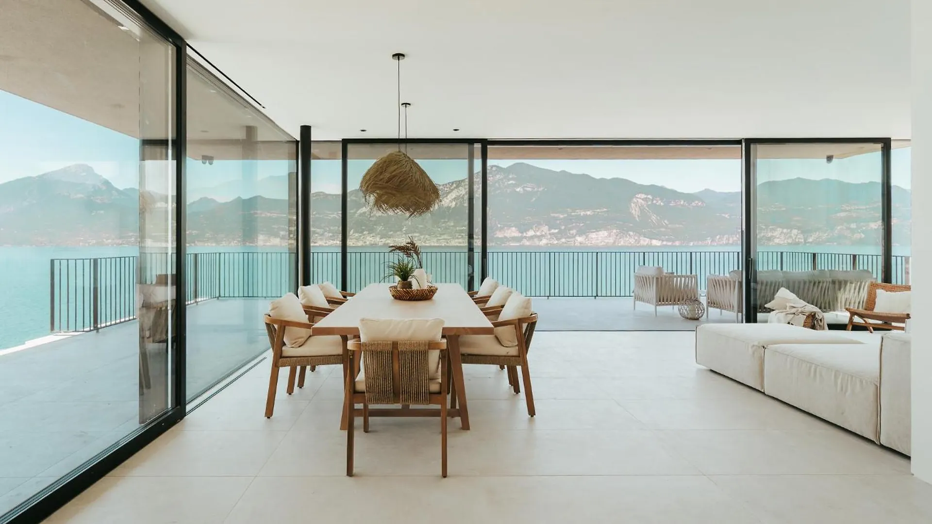 Luxe Vista Lakeside Villa Brenzone ブレンゾーネ